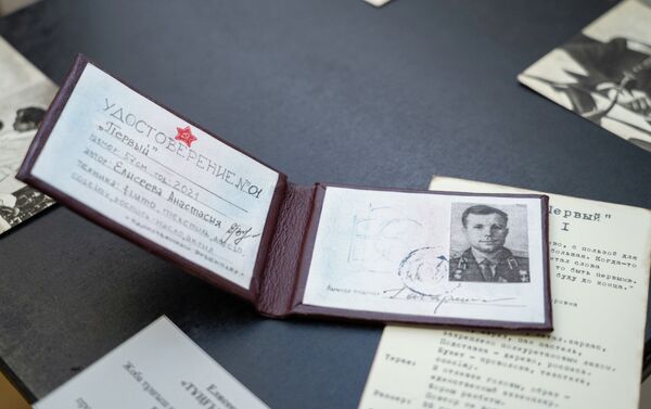 Каждая кукла Елисеевой имеет паспорт, там есть оригинальные фотографии с открыток - Sputnik Казахстан
