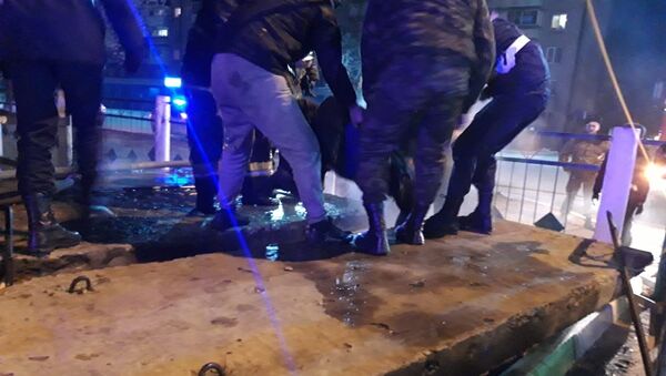 Военнослужащие спасли двух бездомных из горящего коллектора в Петропавловске - Sputnik Казахстан