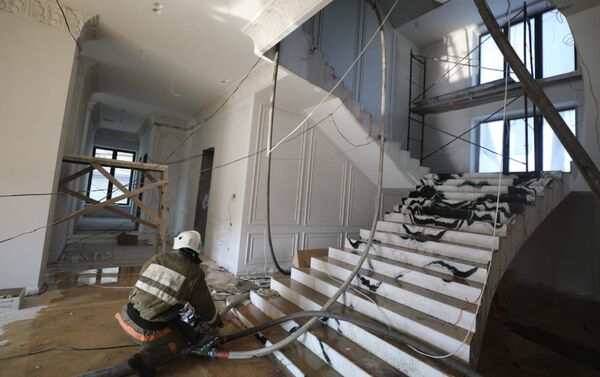 Пожарным удалось не допустить возгорания на нижних этажах коттеджа в микрорайоне Мирас - Sputnik Казахстан