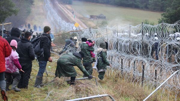  Мигранты на белорусско-польской границе - Sputnik Казахстан