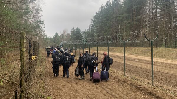 Беженцы на белорусско-польской границе - Sputnik Қазақстан