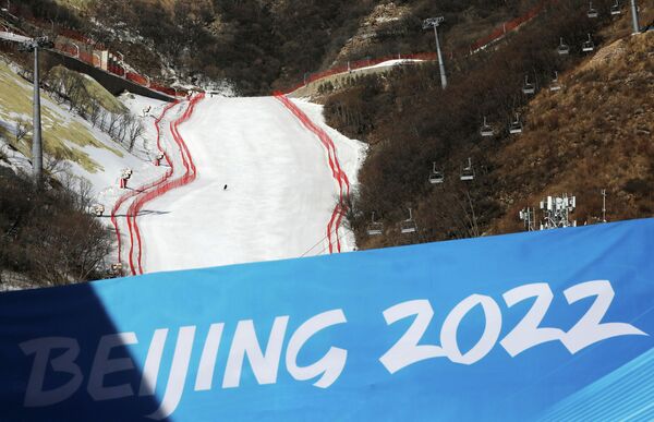 Сотрудник спускается по склону в Национальном горнолыжном центре, где пройдут зимние Олимпийские игры, в районе Яньцин в Пекине - Sputnik Қазақстан