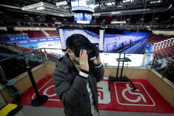 Персонал использует очки виртуальной реальности во время тестовых соревнований зимних Олимпийских игр 2022 года в Пекине  - Sputnik Казахстан