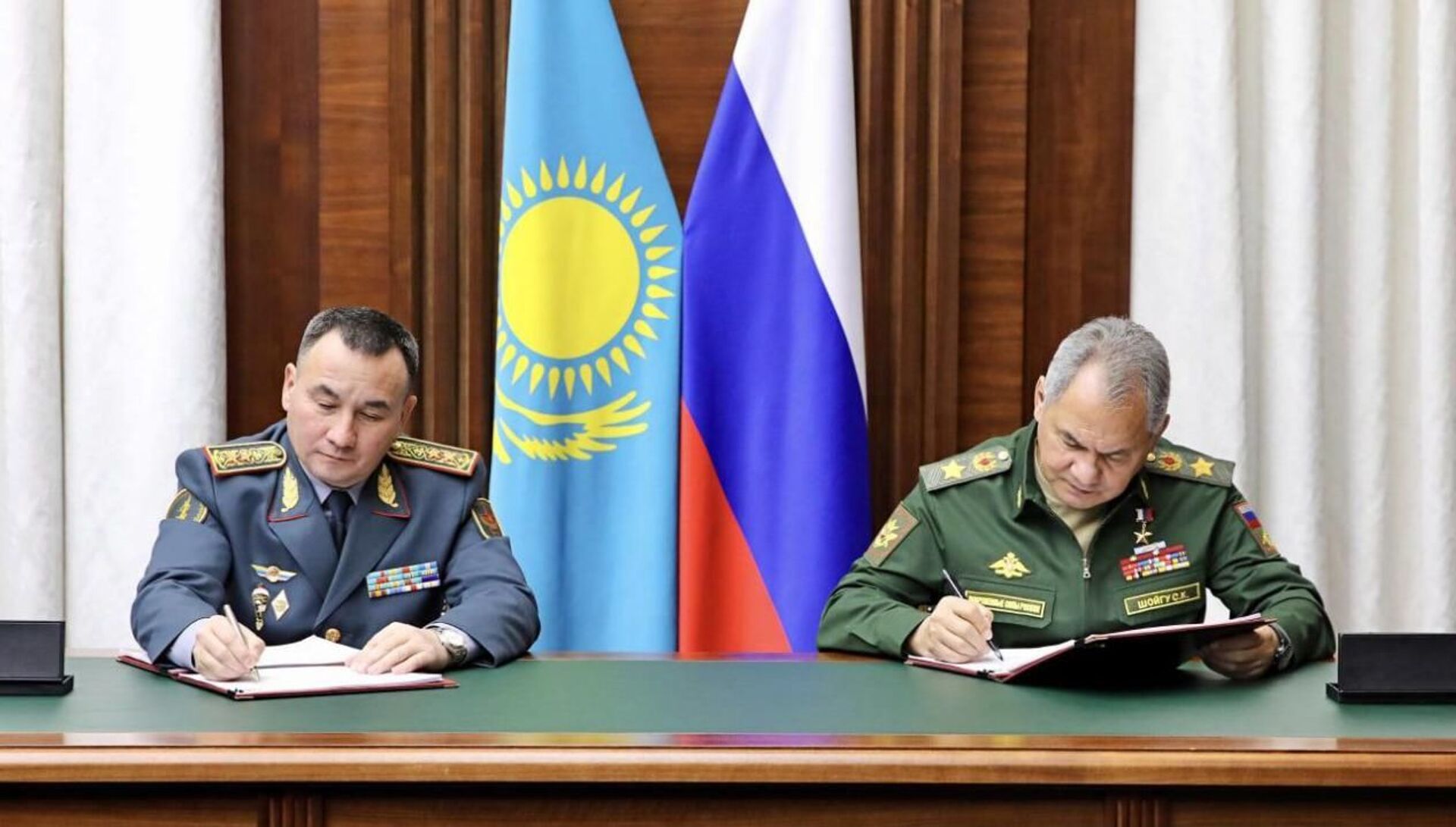 Казахстан и Россия подписали программу партнерства в оборонной сфере на 2021-2024 годы - Sputnik Казахстан, 1920, 09.11.2021