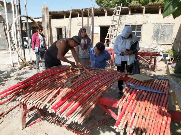 Мастер скрепляет части деревянной решетки юрты (кереге), село Кызыл-Туу - Sputnik Қазақстан