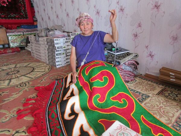 Мастерица за работой над ковром шырдак, село Кызыл-Туу - Sputnik Казахстан