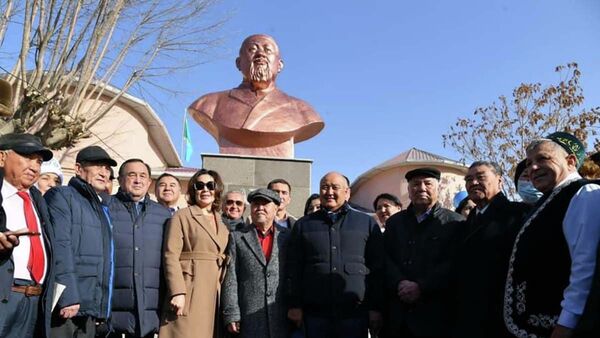  В Туркестанской области открыт бюст великого казахского поэта Абая Кунанбаева - Sputnik Казахстан