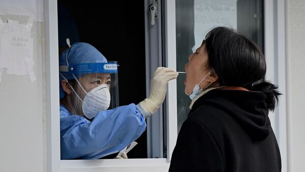 Медик в защитном костюме берет пробу для ПЦР-теста на коронавирус - Sputnik Казахстан