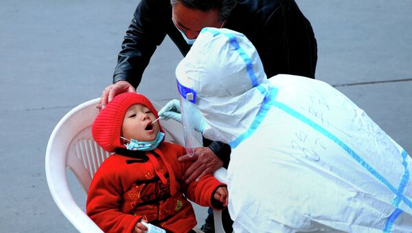 Врач берет пробу для ПЦР-теста у маленького ребенка  - Sputnik Казахстан