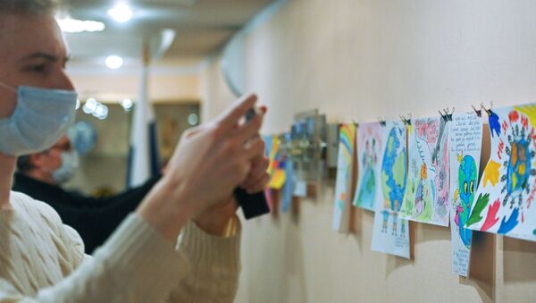 На выставке Дети рисуют МИР. Дети Донбасса детям Карабаха в Россотрудничестве - Sputnik Казахстан