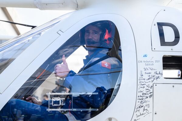 Пилот-испытатель в кабине аэротакси Volocopter 2X - Sputnik Қазақстан