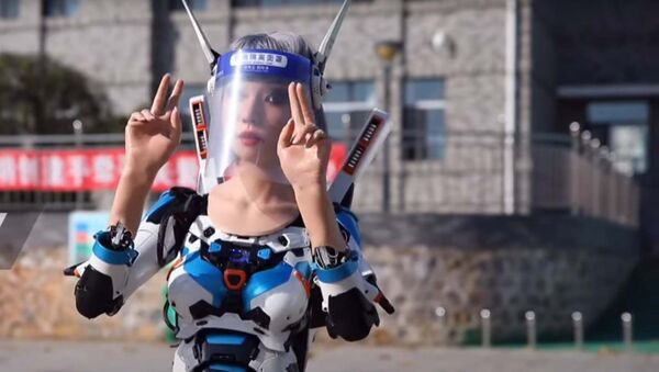 Человекоподобный робот направляет посетителей испытательного центра COVID-19 в Даляне - видео - Sputnik Казахстан