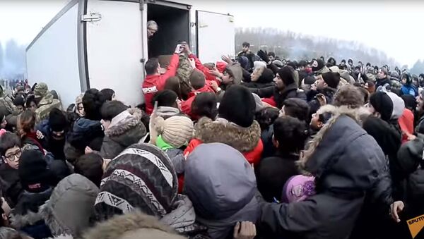 Мигранты устроили давку во время раздачи еды на границе Беларуси и Польши - видео - Sputnik Казахстан