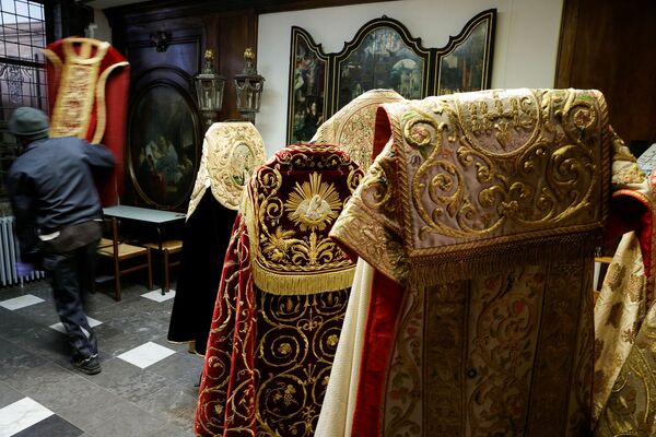 Подготовка религиозных одеяний для модного показа в кафедральном соборе Нотр-Дам в Бельгии  - Sputnik Казахстан