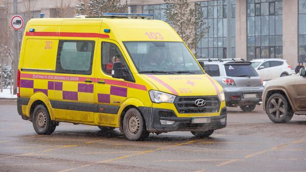 Автомобиль скорой помощи на дороге  - Sputnik Казахстан