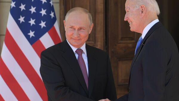 Рукопожатие президента РФ Владимира Путина и президента США Джо Байдена во время встречи в Женеве - Sputnik Казахстан