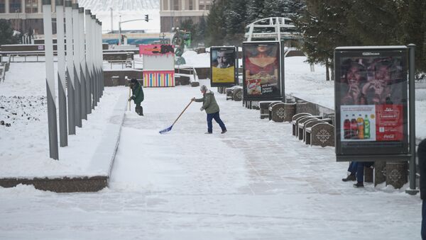 Уборка снега в Нур-Султане после снегопада - Sputnik Қазақстан