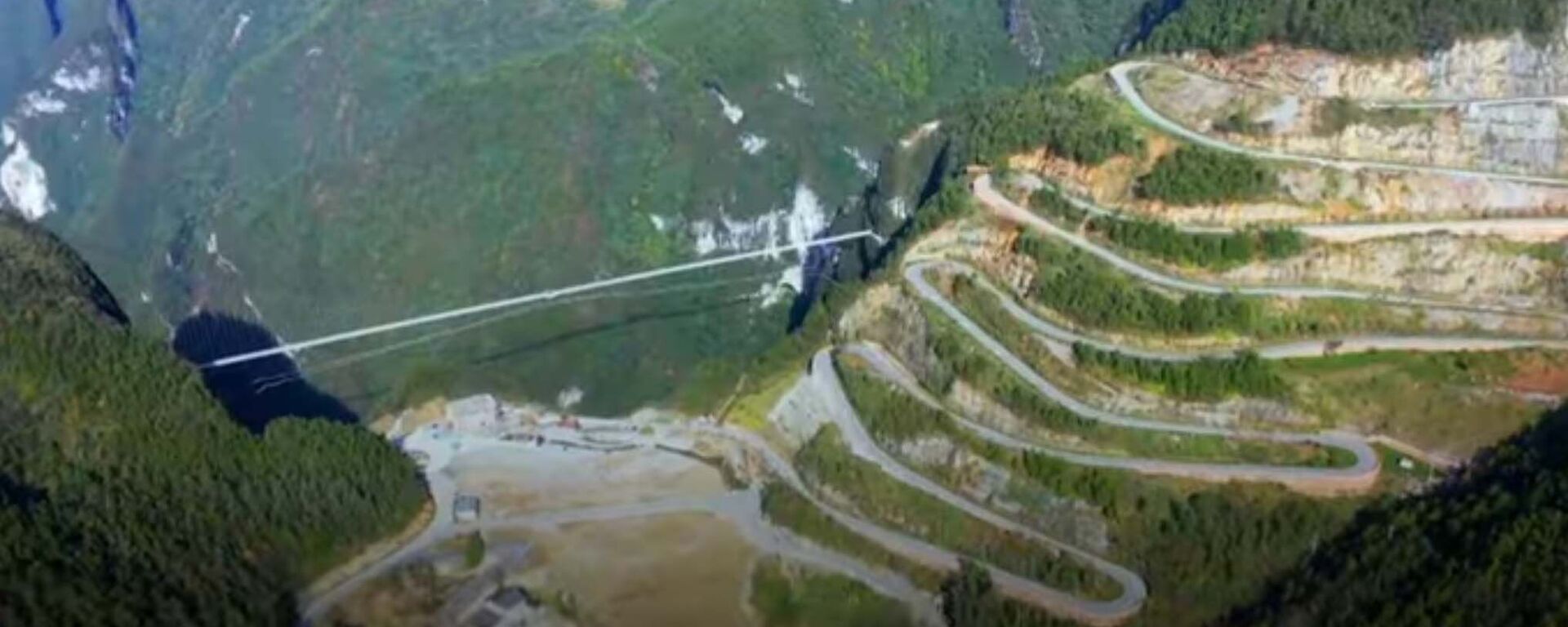 Стеклянный мост в Большом каньоне Башань, провинция Сычуань, официально открылся - видео - Sputnik Казахстан, 1920, 27.11.2021