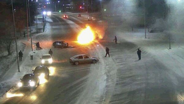 Машина загорелась после столкновения в Актобе  - Sputnik Казахстан