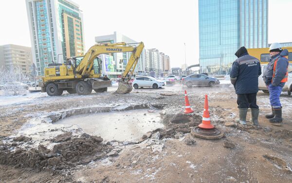 Участок дорог в центре левобережья Нур-Султана затопило из-за порыва канализации - Sputnik Казахстан