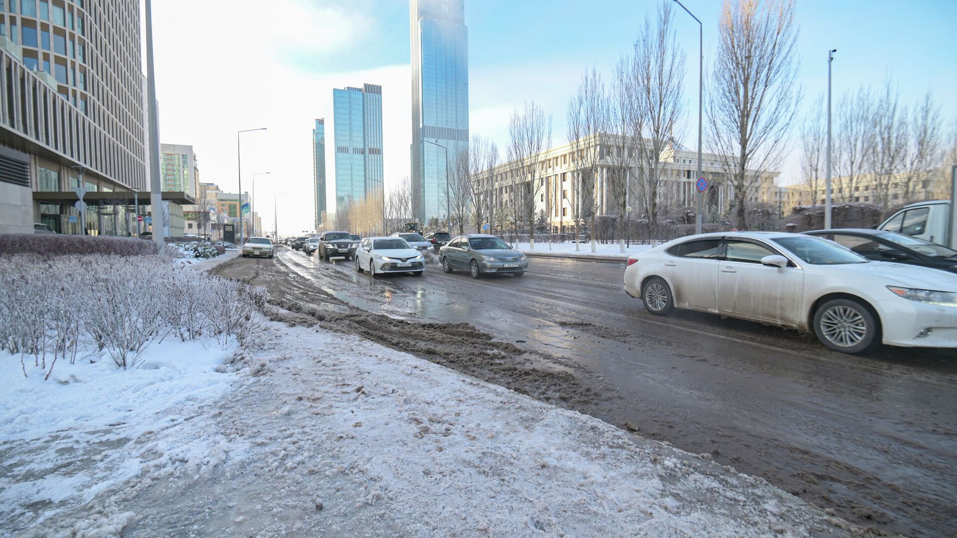Участок дорог в центре левобережья Нур-Султана затопило из-за порыва канализации - Sputnik Казахстан, 1920, 04.11.2022