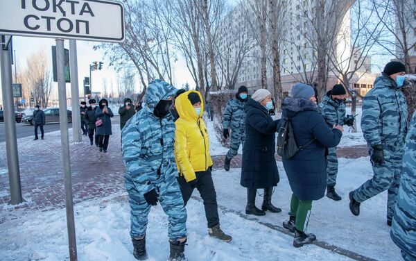 Антиваксеры пришли в Минздрав и устроили шумную акцию протеста - Sputnik Казахстан