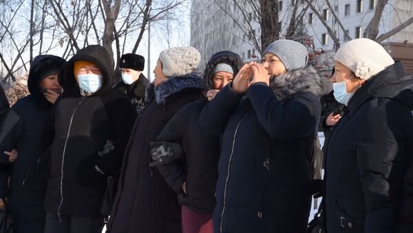 Женщины вышли на митинг в Нур-Султане и пытались прорваться к президенту - Sputnik Казахстан