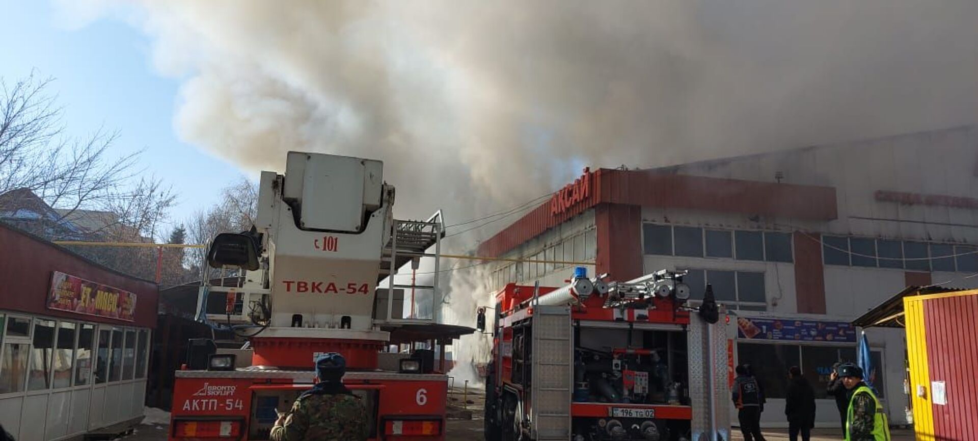 В Алматы произошел пожар в торговом центре Аксай - Sputnik Казахстан, 1920, 20.11.2021