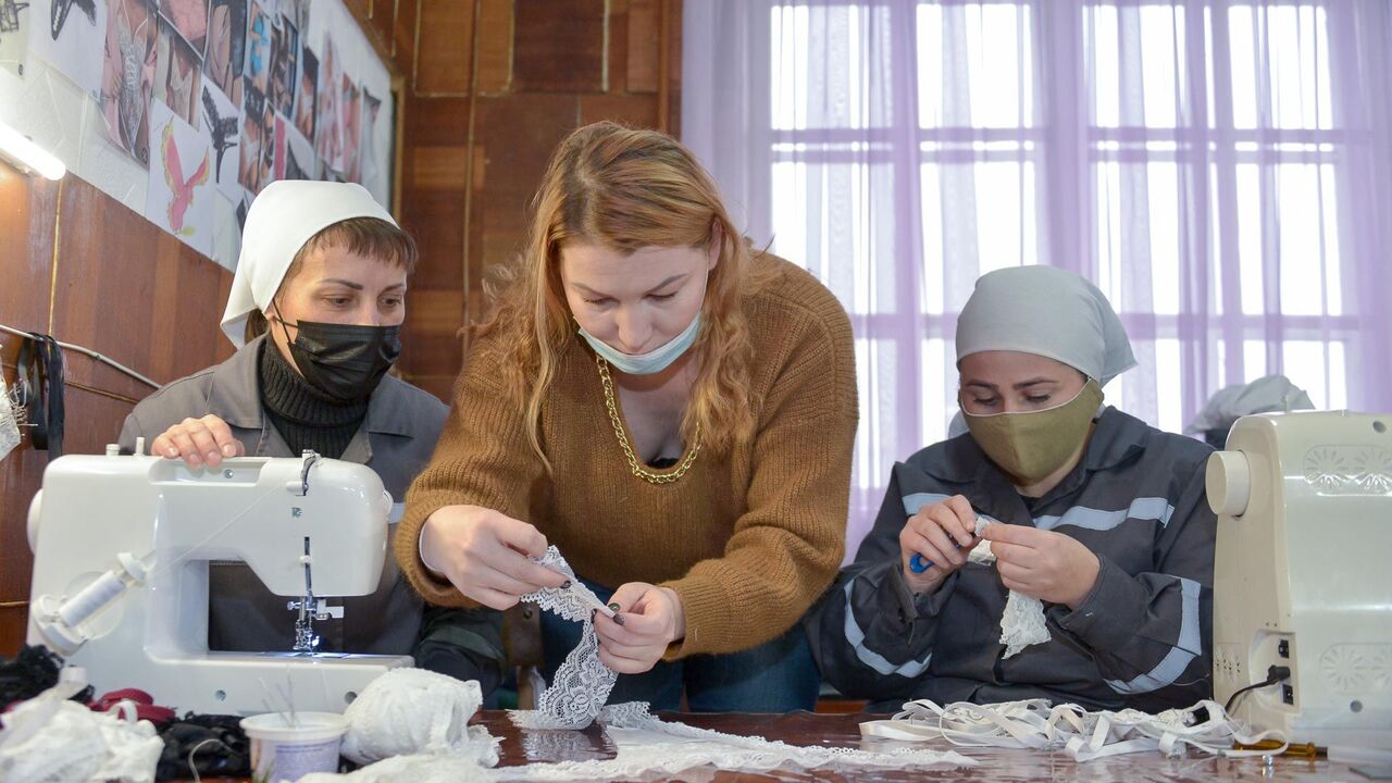 В казахстанской колонии осужденные шьют гламурное нижнее белье -  21.11.2021, Sputnik Казахстан