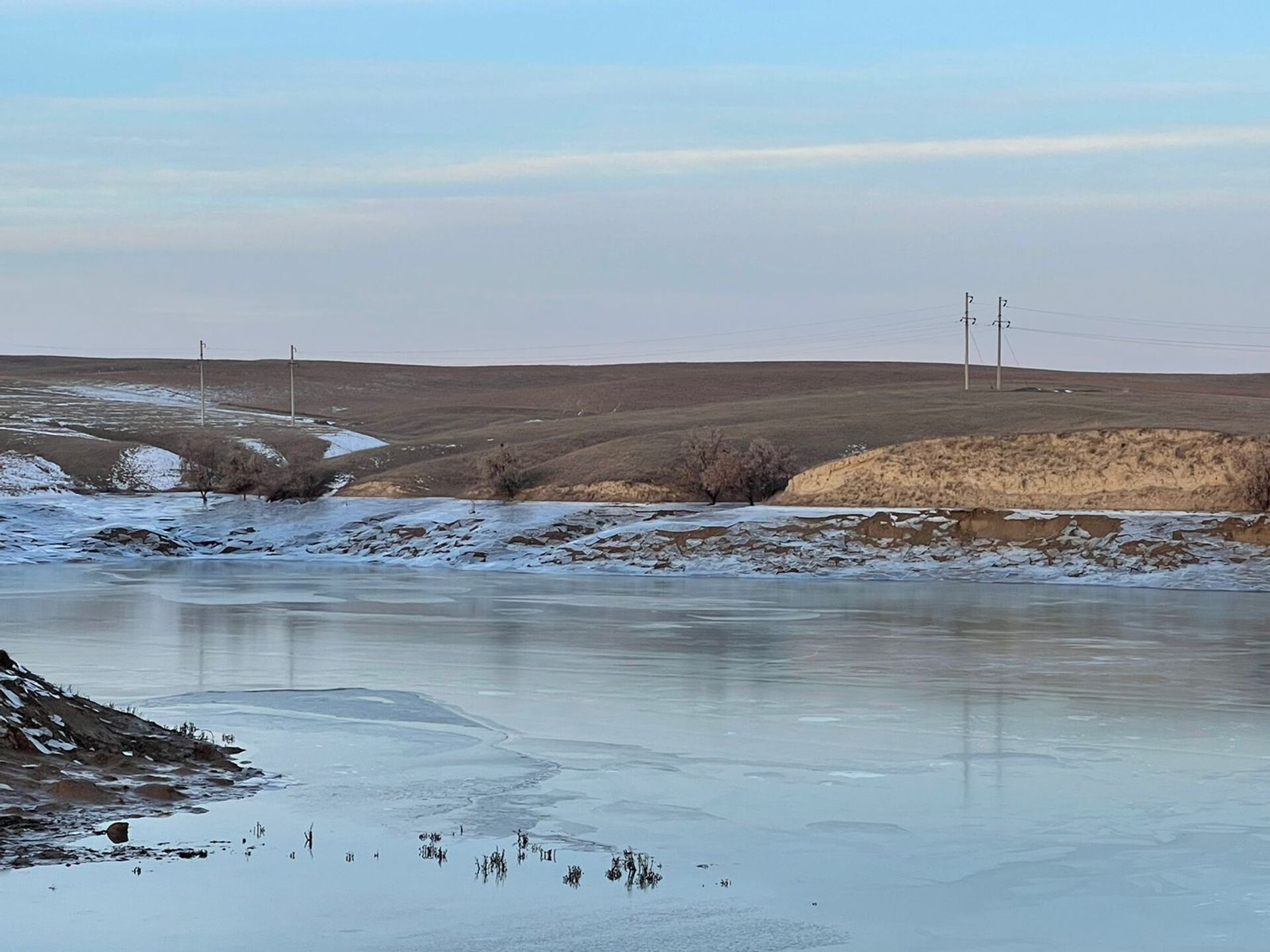 Прорыв плотины в Алматинской области: что происходит сейчас - видео - Sputnik Казахстан, 1920, 22.11.2021