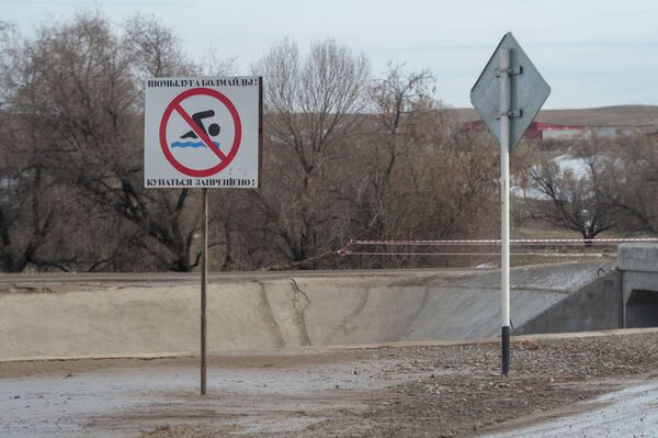 Прорыв дамбы в поселке Мынбаево  - Sputnik Казахстан