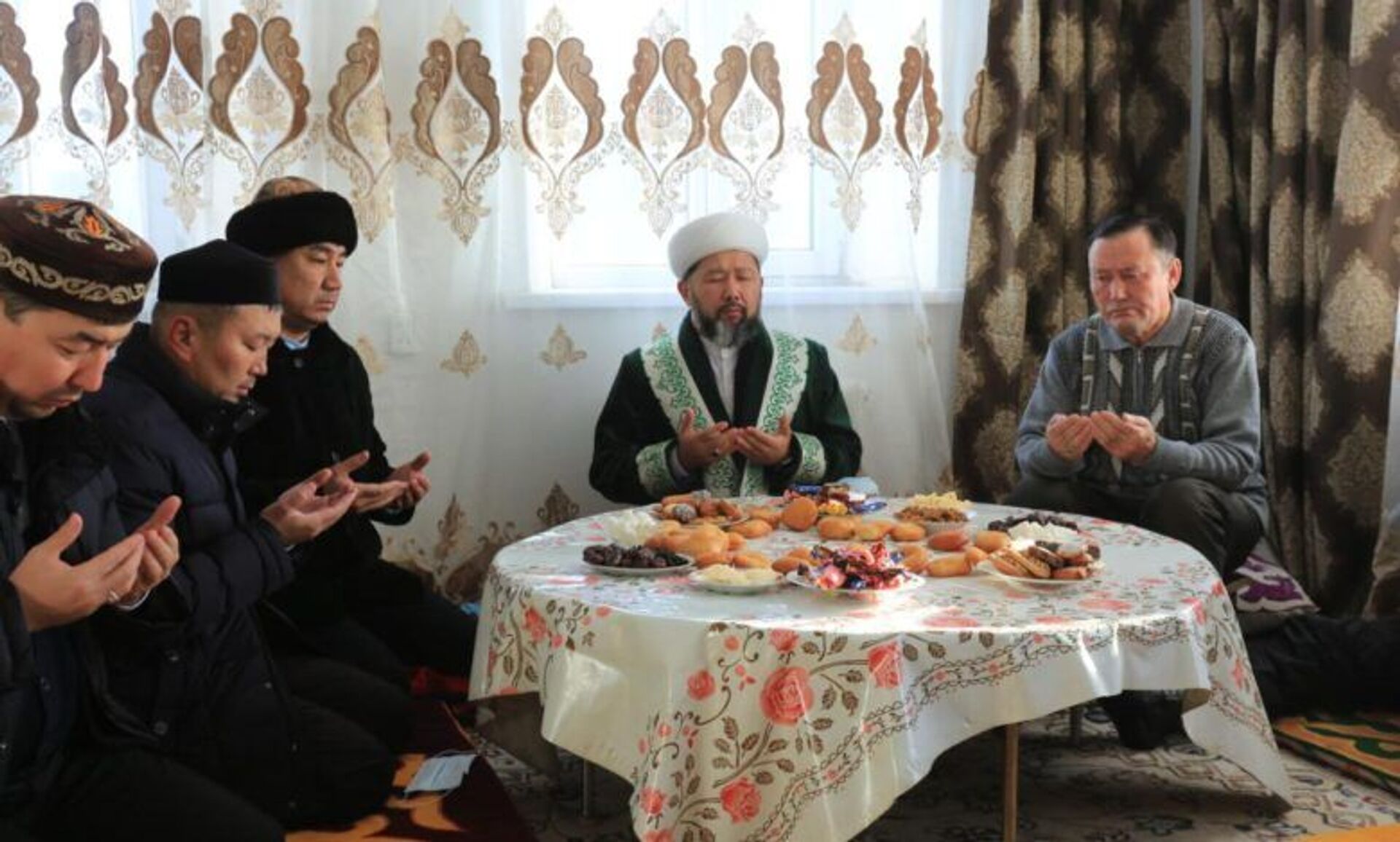 Верховный муфтий Казахстана посетил родных пострадавших в трагедии в Шортанды - Sputnik Казахстан, 1920, 23.11.2021