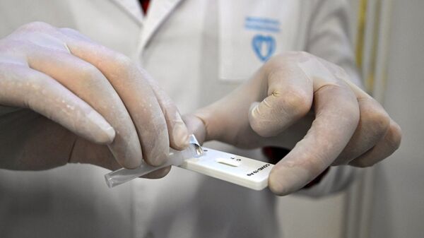 Медик проводит экспресс-тест на коронавирус  - Sputnik Казахстан