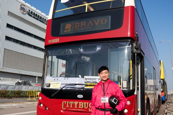 Туристический автобус во время путешествия в никуда в Гонконге  - Sputnik Қазақстан