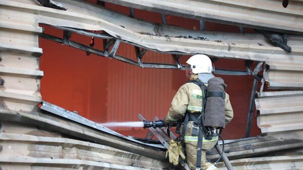 Пожарные расчеты ДЧС выехали по повышенному рангу  на сообщение о горении склада в Жетысуском районе  - Sputnik Казахстан
