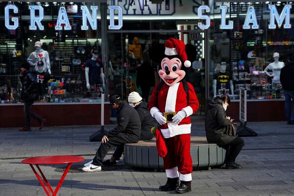 Рождестволық Микки Маус Нью-Йорктегі Тайм-сверде серуендеп, адамдарды қуантып жүр.  - Sputnik Қазақстан