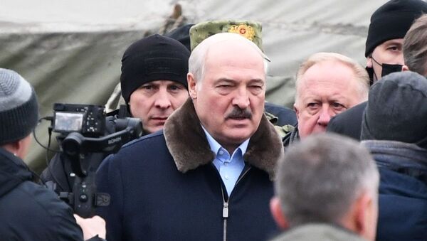 Президент Беларуси Александр Лукашенко посетил лагерь мигрантов на границе - Sputnik Казахстан