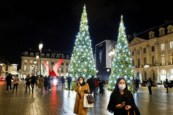 На площади Place Vendome в Париже зажгли не одну, а две елки сразу. Наверное, чтобы им было не так одиноко, если страна уйдет на праздничный локдаун.  - Sputnik Казахстан