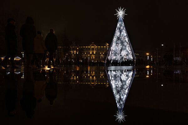 В Вильнюсе главная елка выглядит очень технологично. Она транслирует все разнообразие снежинок на радость детворе.  - Sputnik Казахстан
