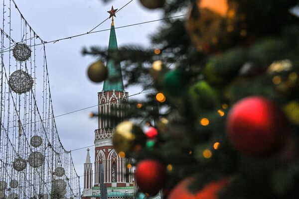 Вид на Никольскую башню Московского Кремля на Никольской улице. - Sputnik Казахстан