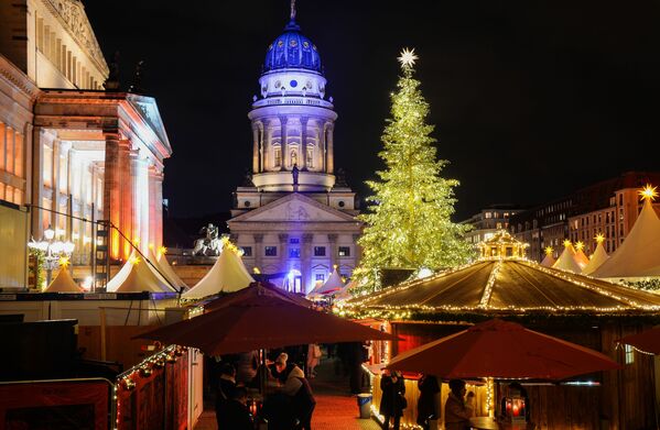 Традиционный рождественский базар в который раз развернул свои ряды на площади Жандарменмаркт в Берлине. - Sputnik Казахстан