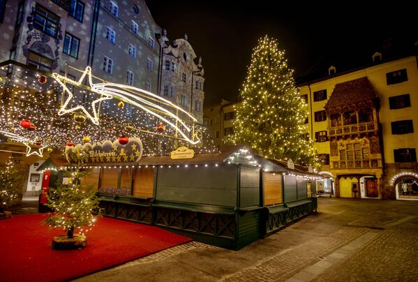 На площади в Инсбруке тоже пусто - рождественскую ярмарку в этом австрийском городе отменили из-за коронавируса. Поэтому, наверное, рождественская елка на площади так одинока...  - Sputnik Казахстан