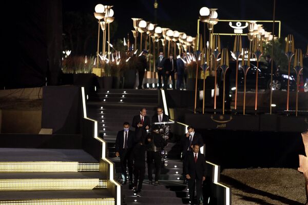 Президент Египта Абдель Фаттах ас-Сиси и министр туризма и древностей Халед эль-Энани присутствуют на церемонии открытия Аллеи Сфинксов в Луксоре, Египет - Sputnik Казахстан