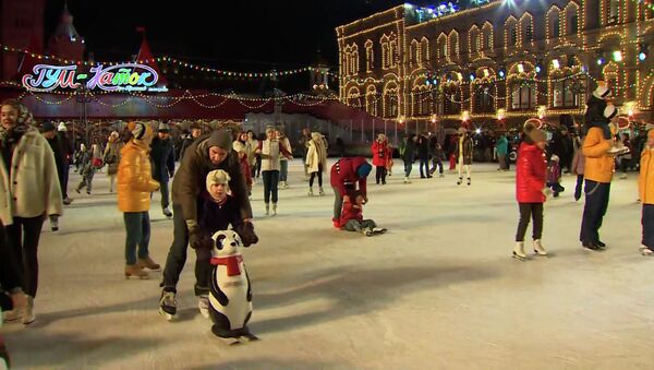 Ледяной сезон. На Красной площади открылся ГУМ-каток - Sputnik Казахстан