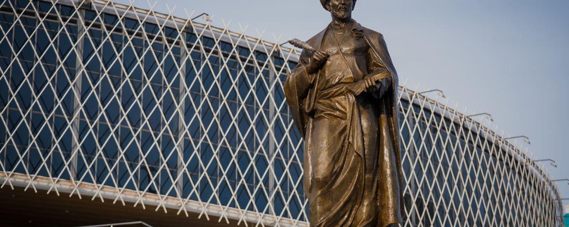 Памятник Абу Насыру аль-Фараби открыли возле Дворца Школьников  - Sputnik Қазақстан, 1920, 15.05.2023