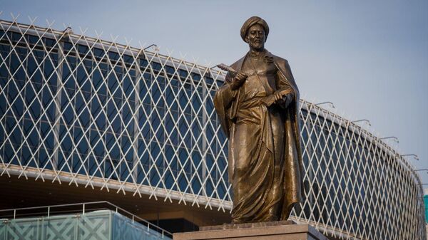 Памятник Абу Насыру аль-Фараби открыли возле Дворца Школьников  - Sputnik Қазақстан