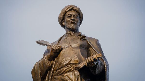 Памятник Абу Насыру аль-Фараби возле Дворца Школьников  - Sputnik Казахстан