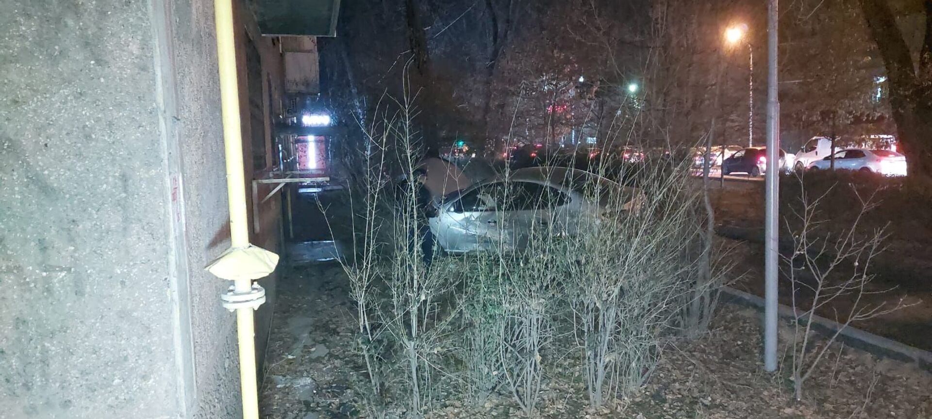 Автомобиль едва не влетел в подъезд многоэтажного дома в Алматы - Sputnik Казахстан, 1920, 30.11.2021
