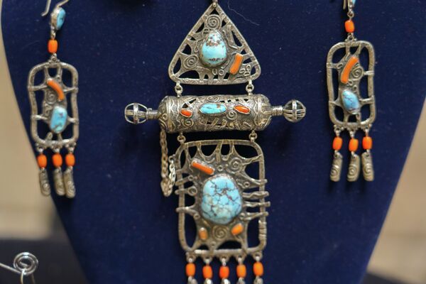 Эксклюзивные, штучные украшения особенно радуют посетительниц выставки.  - Sputnik Казахстан