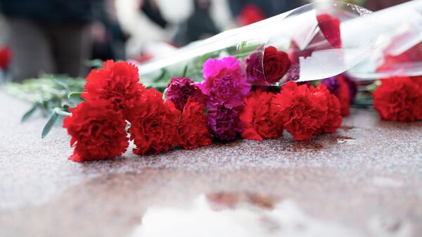 Возложение цветов к памятнику - Sputnik Казахстан